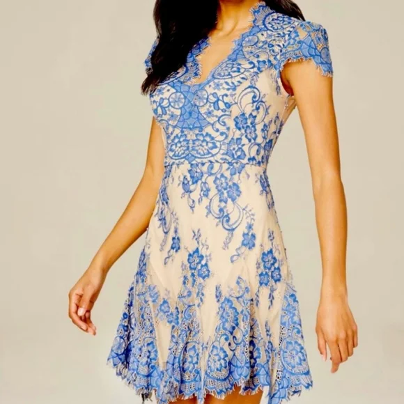 ✨️HP✨️Bebe Valorie Lace Godet Dress - Blue & Nude Size 6 - Picture 1 of 8